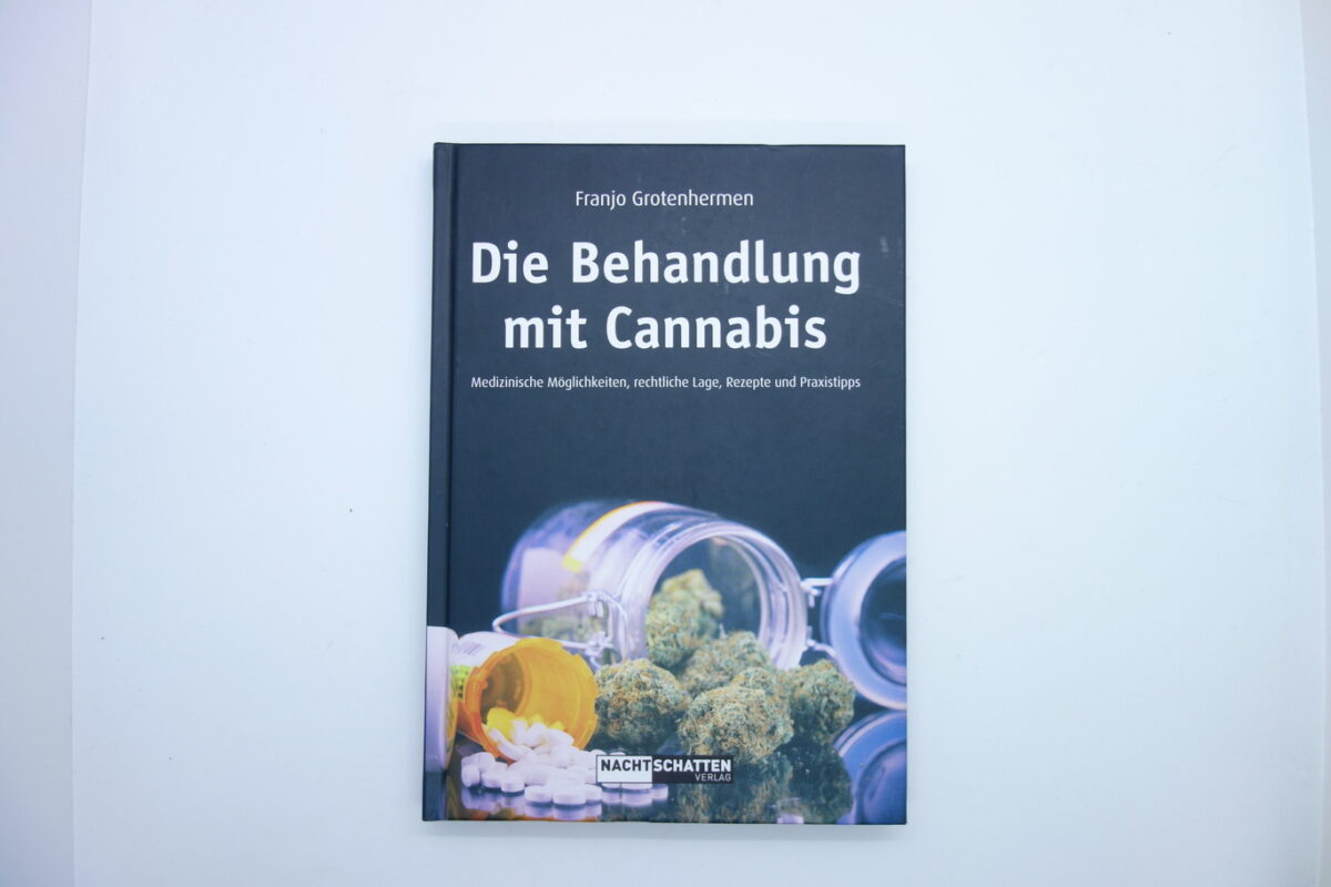 Vorderseite gebundenes Buch Die Behandlung mit Cannabis von Franjo Grotenhermen