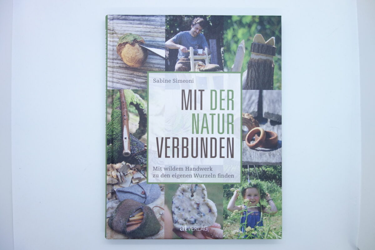 Vorderseite gebundenes Buch Mit der Natur verbunden von Sabine Simeoni