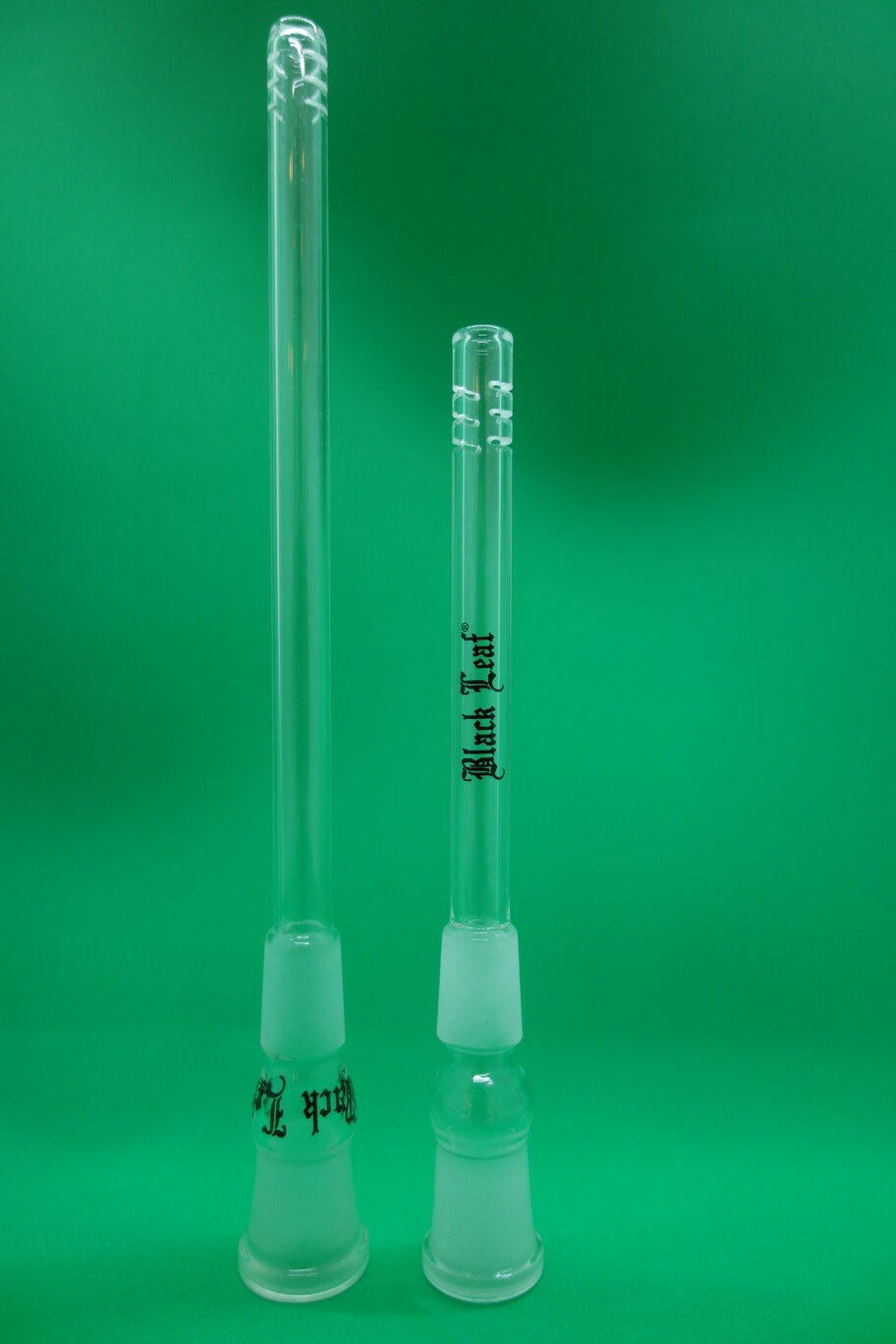 Glas-Chillumg mit Black Leaf Aufschrift und Schlitzen zur besseren Kühlung (Schlitzdiffusor) in verschiedenen Längen