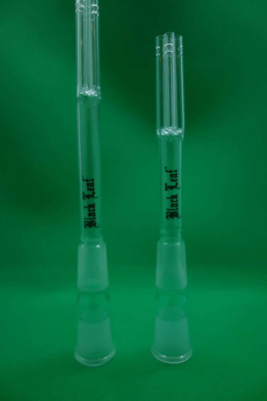 Glas-Chillum mit Black Leaf Aufschrift und 4 Glasarmen und Schlitzen (Schlitzdiffusor) in jedem Arm zur besseren Kühlung in verschiedenen Längen
