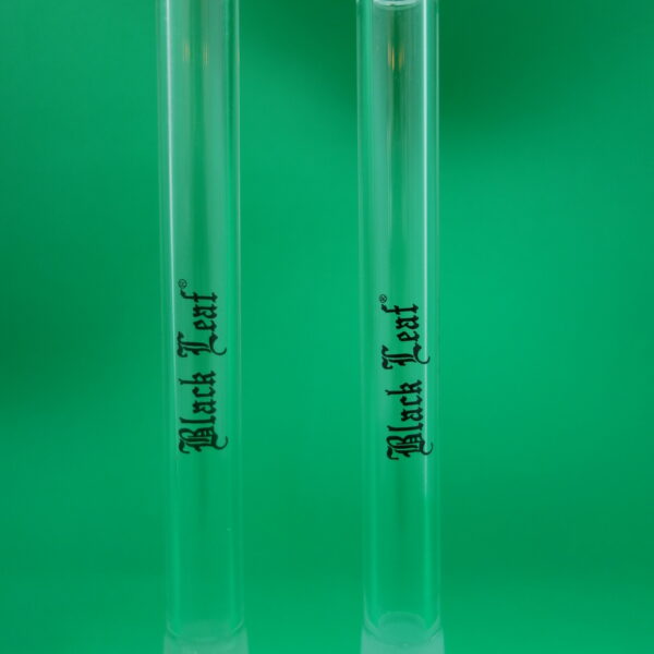 Glas-Chillum mit Black Leaf Aufschrift und Schlitzen zur besseren Kühlung (Schlitzdiffusor) in verschiedenen Längen