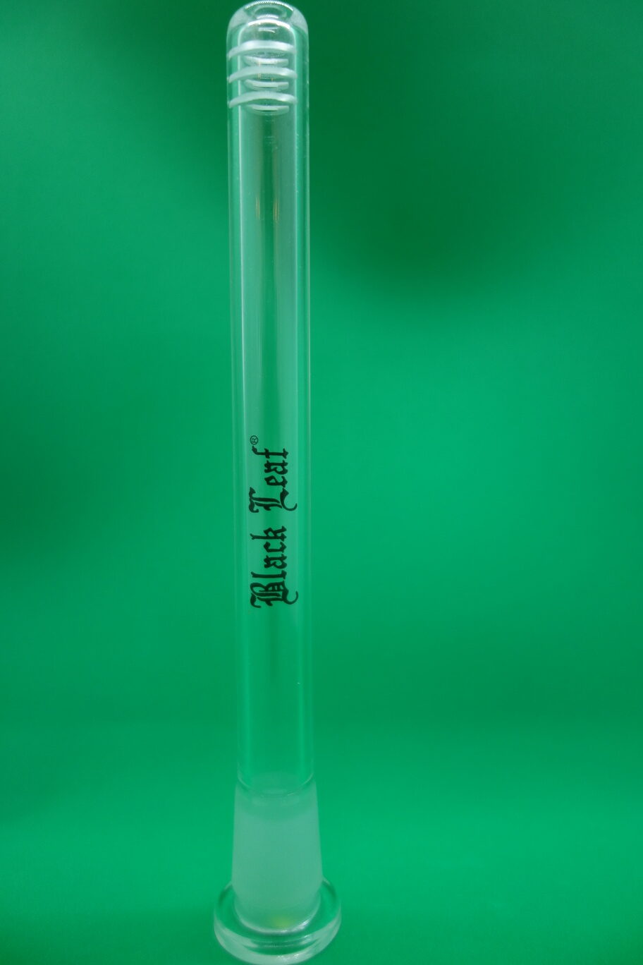 Glas-Chillumg mit Black Leaf Aufschrift und Schlitzen zur besseren Kühlung (Schlitzdiffusor)
