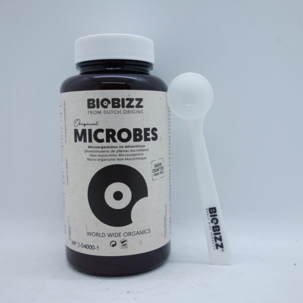 BioBizz Microbes Pulver in Dose mit Schraubverschluss und Dosierlöffel aus Plastik