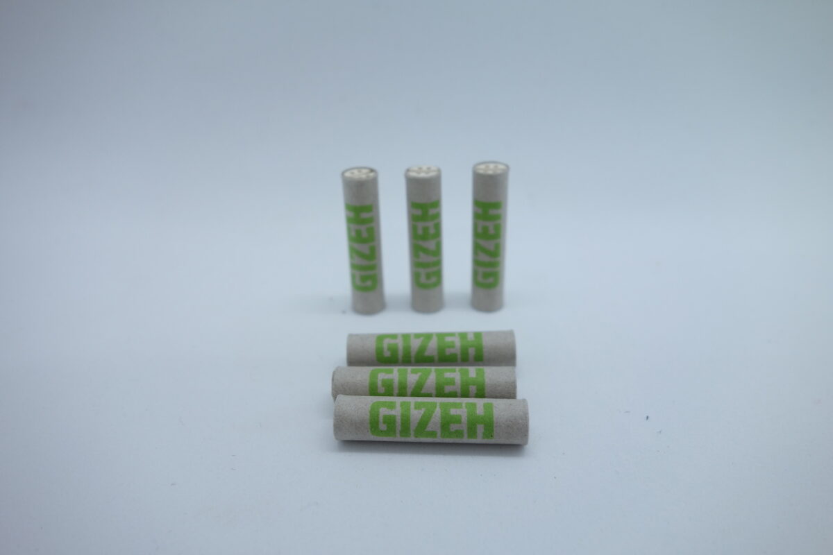 Gize Aktivkohlefilter 3 Stück stehend und 3 Stück liegend, weiß mit grüner GIZEH Aufschrift