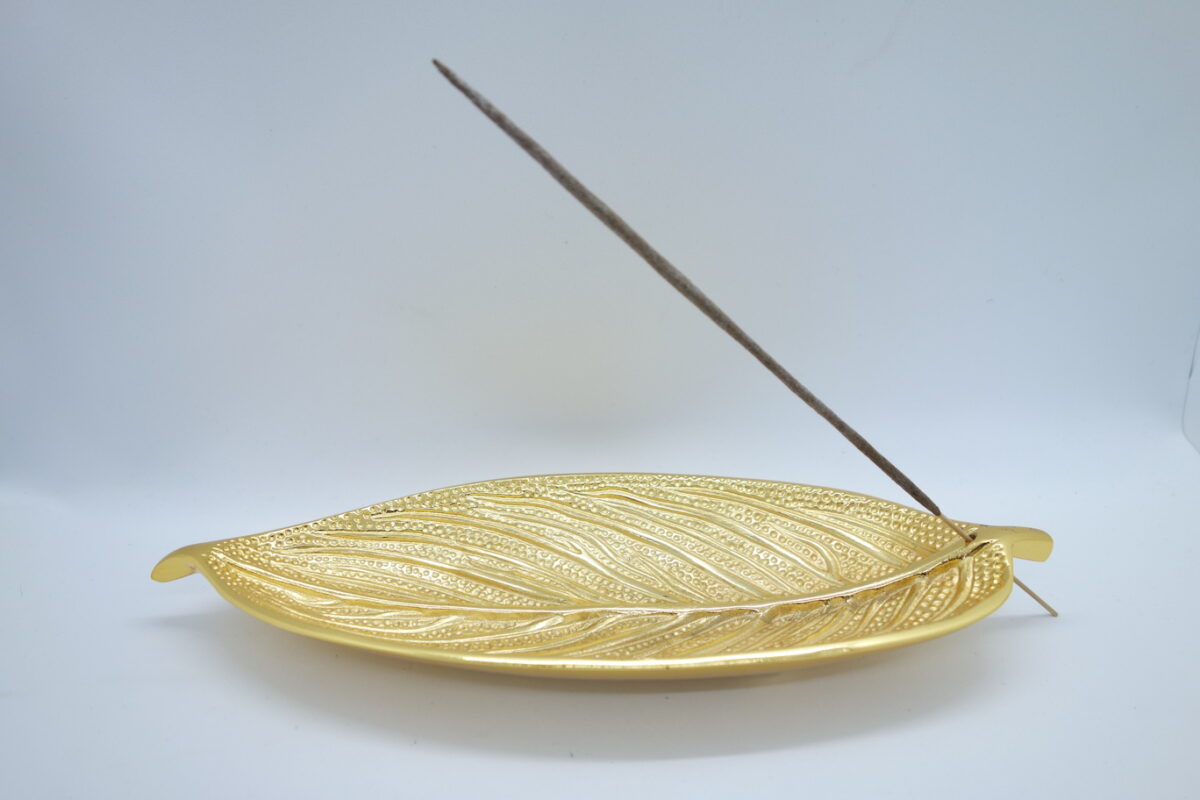goldener Räucherstäbchenhalter Blatt mit Räucherstäbchen